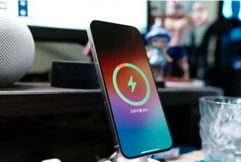 歙县苹果15换屏服务分享用什么充电器给iPhone15充电更好 